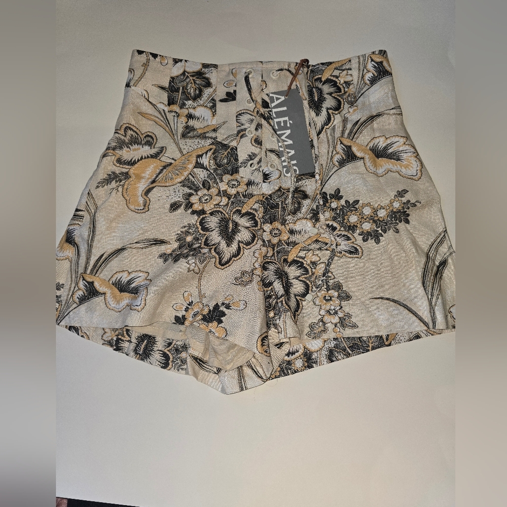 ALEMAIS Women's Floral Print Shorts - Black and Cream